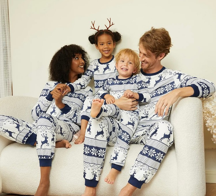 Winter Clothing Looks - Frohe Weihnachten Familien-Pyjama-Set mit Elch-Print für